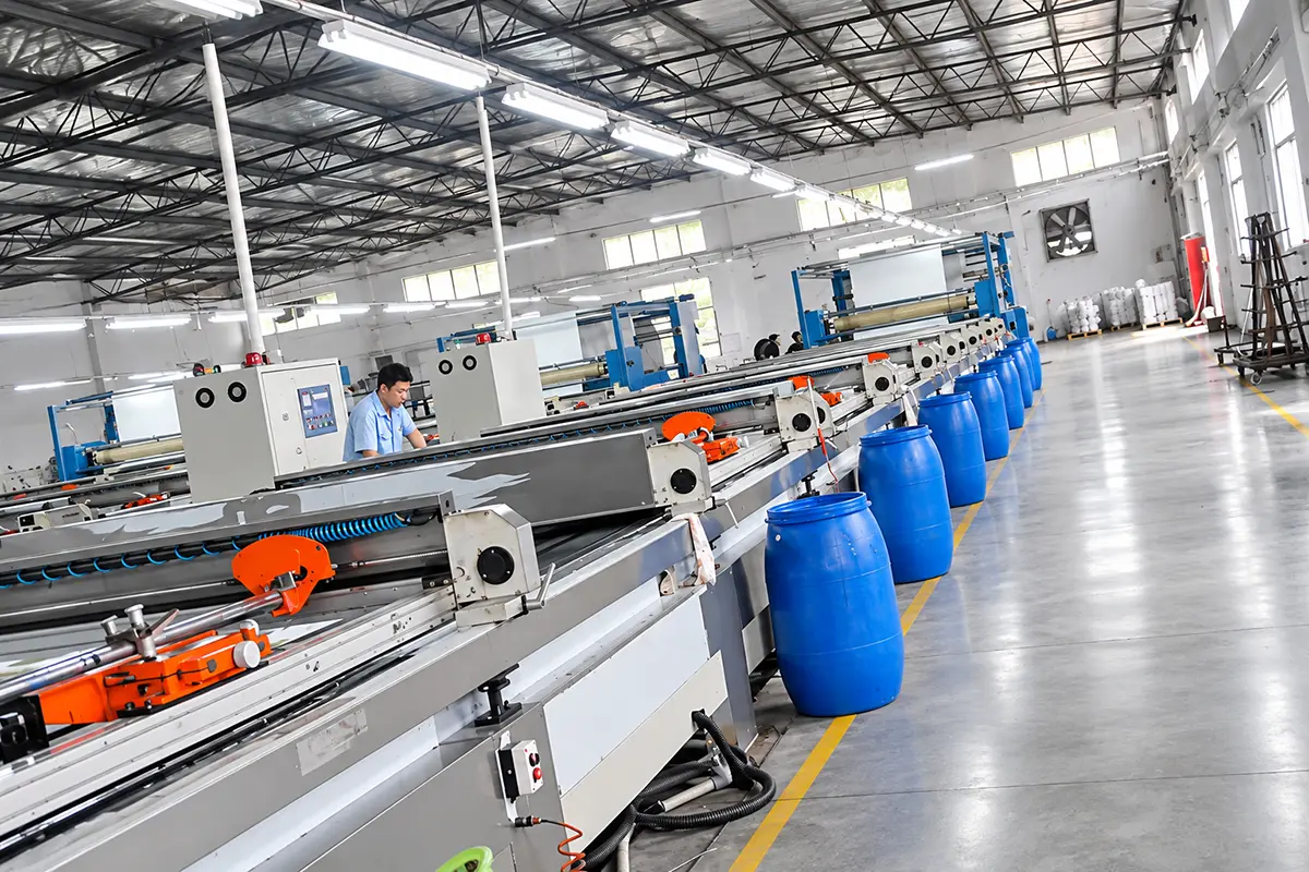 Long fabric-printing lines with aligned screens and fabric beds